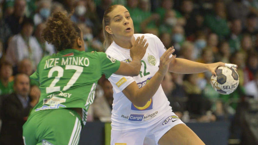 A győri Estelle Nze Minko (b), illetve Klujber Katrin, a Ferencváros játékosa a női kézilabda NB I-ben játszott Győri Audi ETO KC - FTC-Rail Cargo Hungaria mérkőzésen MTI/Krizsán Csaba