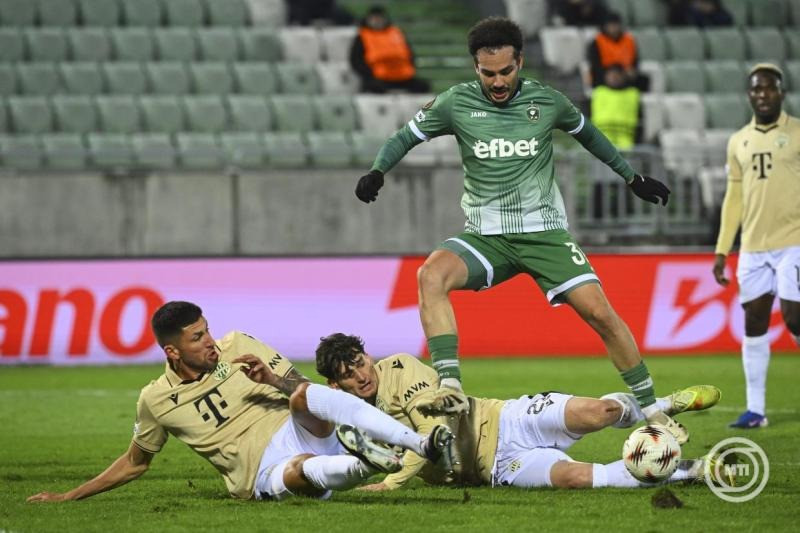 Mariano Gomez (b) és Ötvös Bence (k), a Ferencváros, valamint Pedro Naressi, a bolgár Ludogorec játékosa a labdarúgó Európa-liga nyolcaddöntőjébe jutásért játszott PFK Ludogorec Razgrad - Ferencvárosi TC mérkőzésen a razgradi Ludogorec Arénában 2026. február 19-én. MTI/Czeglédi Zsolt