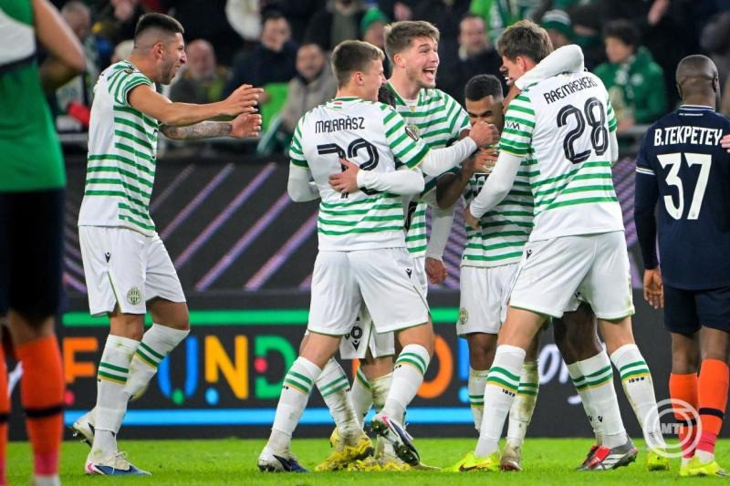 A Ferencváros játékosai ünneplik győzelmüket a labdarúgó Európa-liga nyolcaddöntőjébe jutásért játszott Ferencvárosi TC - PFK Ludogorec Razgrad visszavágó mérkőzés után a Groupama Arénában 2026. február 26-án. A Ferencváros 2-0-ra nyert, és így 3-2-es összesítéssel továbbjutott a nyolcaddöntőbe. MTI/Szigetváry Zsolt