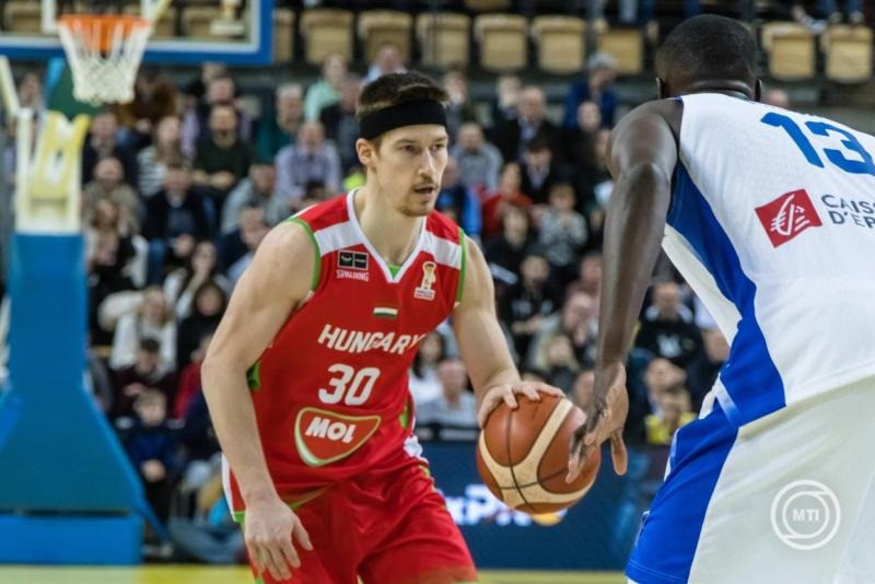 Somogyi Ádám (b) és a francia Bodian Massa a férfi kosárlabda világbajnoki selejtező G csoportjában játszott Magyarország - Franciaország mérkőzésen a szombathelyi Schaeffler Arena Savariában 2026. február 27-én. MTI/Katona Tibor