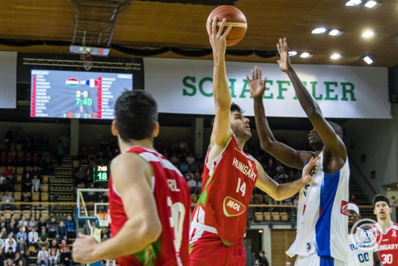 Golomán György (b2) és a francia Bodian Massa a férfi kosárlabda világbajnoki selejtező G csoportjában játszott Magyarország - Franciaország mérkőzésen a szombathelyi Schaeffler Arena Savariában 2026. február 27-én. MTI/Katona Tibor