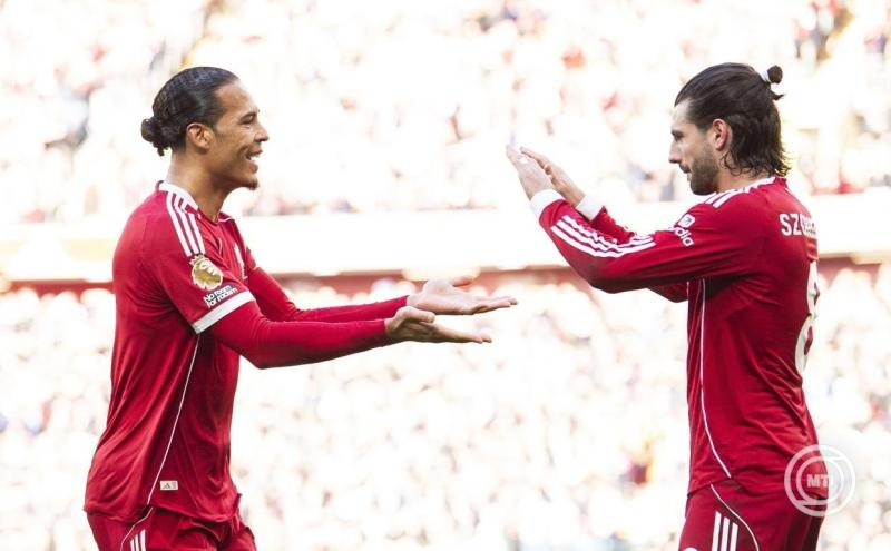 Virgil van Dijk, a Liverpool játékosa (b) a gólját ünnepli csapattársával, és Szoboszlai Dominikkal az angol első osztályú labdarúgó-bajnokság, a Premier League 28. fordulójában játszott Liverpool FC-West Ham United mérkőzésen Liverpoolban 2026. február 28-án. MTI/EPA/Peter Powell