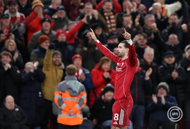 Szoboszlai Dominik, a Liverpool játékosa ünnepel, miután gólt lőtt az angol első osztályú labdarúgó-bajnokság Liverpool-Manchester City mérkőzésén Liverpoolban 2026. február 8-án. MTI/EPA/Adam Vaughan