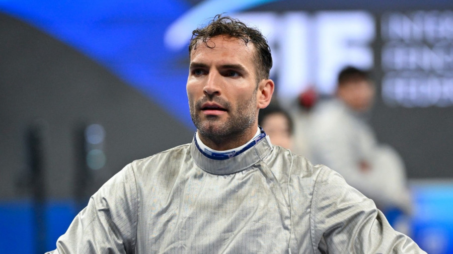 Szilágyi Áron a férfi kardozók egyéni versenyének fõtábláján a tbiliszi vívó-világbajnokságon 2025. július 25-én.MTI/Czeglédi Zsolt