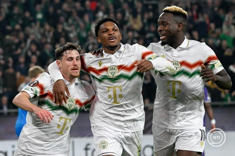 A ferencvárosi gólszerző Gavriel Kanikovszki (b), valamint Lenny Joseph (k) és Bamidele Yusuf ünnepel a labdarúgó Európa-liga nyolcaddöntős párharc Ferencvárosi TC - SC Braga első mérkőzésén a Groupama Arénában 2026. március 12-én. MTI/Koszticsák Szilárd