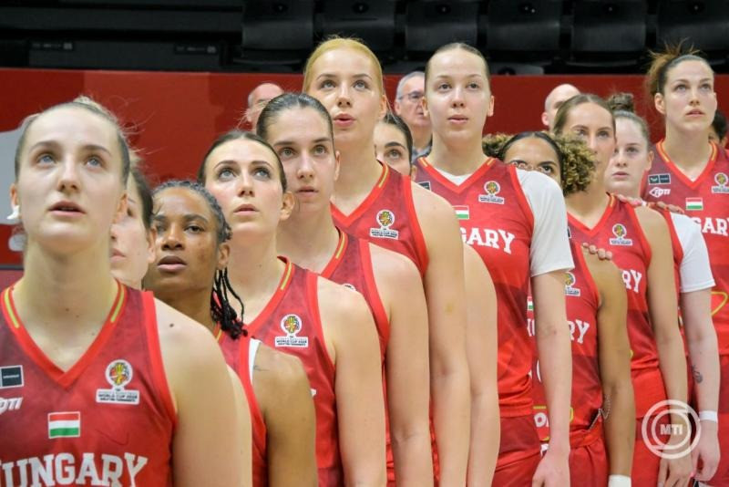 A magyar csapat tagjai a női kosárlabda-világbajnokság selejtező tornáján játszott Japán - Magyarország mérkőzés előtt az isztambuli Turkcell Kosárlabda Fejlesztő Központban 2026. márciuis 11-én. MTI/Szigetváry Zsolt