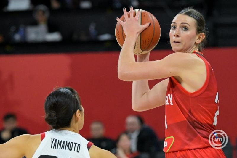 Lelik Réka (j) és a japán Jamamoto Mai a női kosárlabda-világbajnokság selejtező tornáján játszott Japán - Magyarország mérkőzésen az isztambuli Turkcell Kosárlabda Fejlesztő Központban 2026. március 11-én. MTI/Szigetváry Zsolt