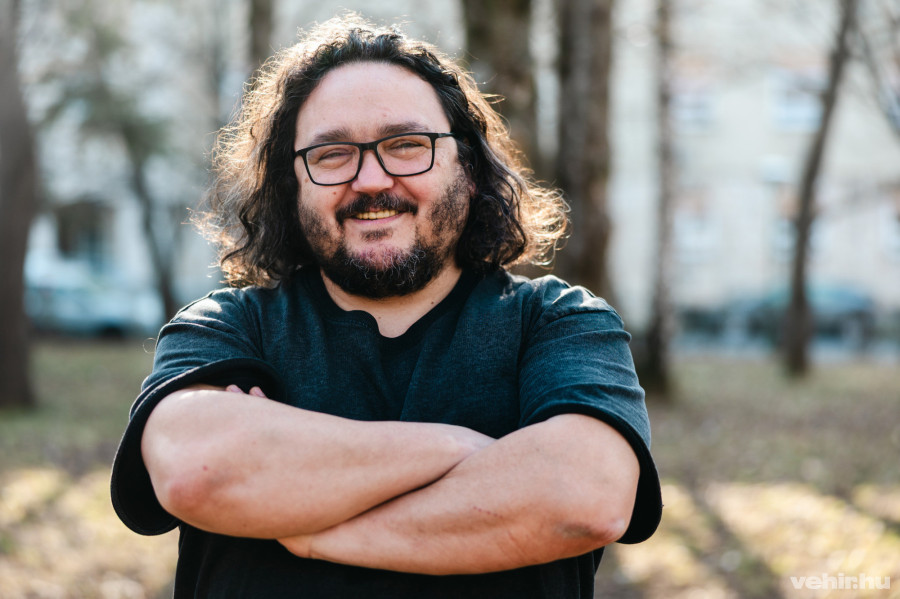 A könyv nem egyfajta panaszáradat, az alcíme is az, hogy „Kiútmodellek túlélőknek”