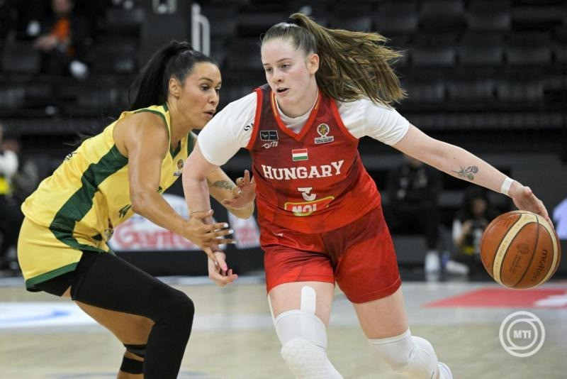 Dombai Réka (j) és az ausztrál Alex Wilson a női kosárlabda-világbajnokság selejtező tornáján játszott Ausztrália - Magyarország mérkőzésen az isztambuli Turkcell Kosárlabda Fejlesztő Központban 2026. március 14-én. MTI/Szigetváry Zsolt