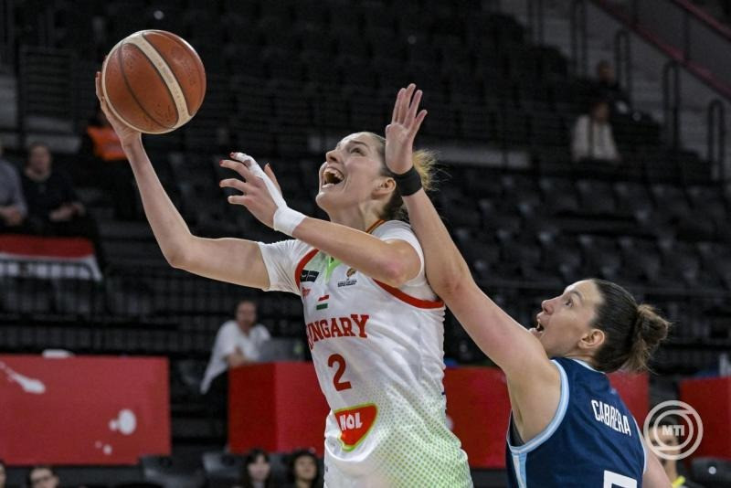 A magyar csapat a Himnuszt énekli a női kosárlabda-világbajnokság selejtező tornáján játszott Magyarország - Argentína mérkőzés kezdete előtt az isztambuli Turkcell Kosárlabda Fejlesztő Központban 2026. márciuis 15-én. MTI/Szigetváry Zsolt