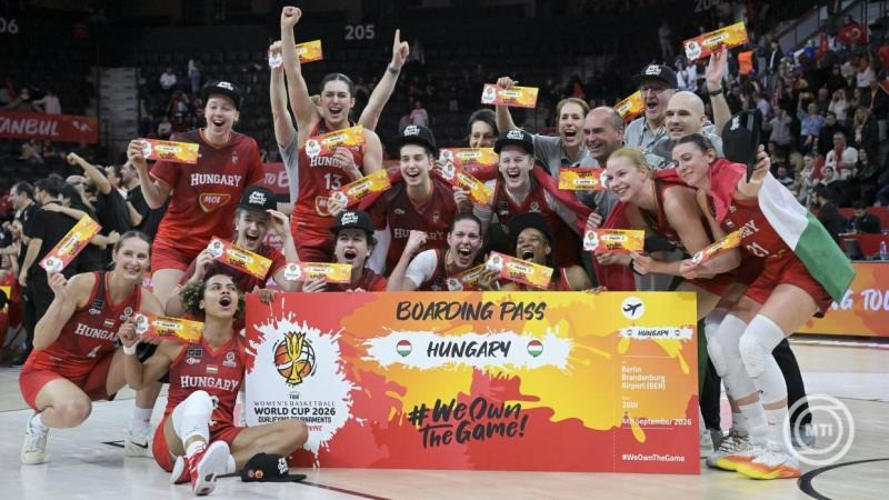 A magyar csapat ünnepli győzelmét a női kosárlabda-világbajnokság selejtező tornáján játszott Törökország - Magyarország mérkőzés végén az isztambuli Turkcell Kosárlabda Fejlesztő Központban 2026. március 17-én. A magyar válogatott 89-74-re legyőzte a házigazda törököket, ezzel kijutott a szeptemberi, Berlinben sorra kerülő világbajnokságra, és 28 év szünet után vehet részt ismét vb-n. MTI/Szigetváry Zsolt