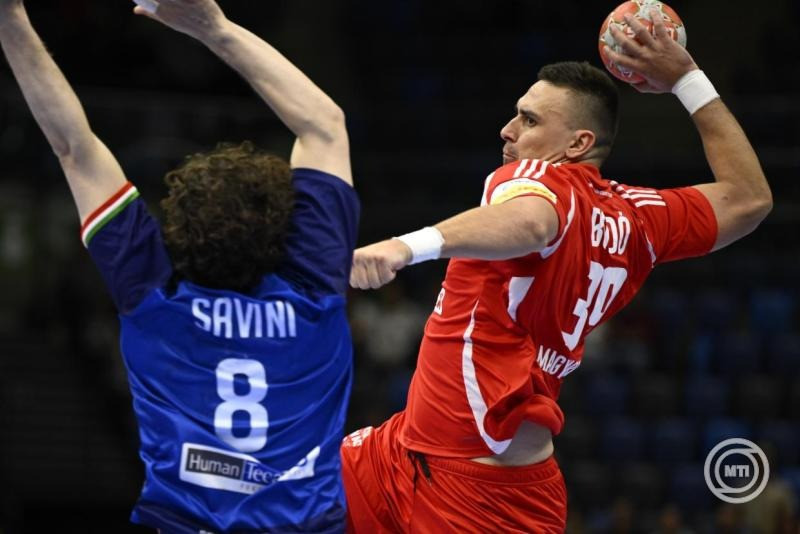 Bodó Richárd (j) és az olasz Giacomo Savini a Magyarország - Olaszország férfi kézilabda felkészülési mérkőzésen a Tatabányai Multifunkcionális Sportcsarnokban 2026. március 21-én. MTI/Bodnár Boglárka