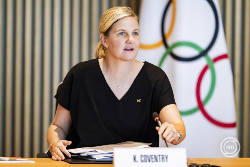 Kirsty Coventry, a Nemzetközi Olimpiai Bizottság (NOB) elnöke beszél a testület végrehajtó bizottsági ülésének megnyitóján a szervezet lausanne-i székházában 2025. június 25-én. MTI/EPA/Keystone/Jean-Christophe Bott