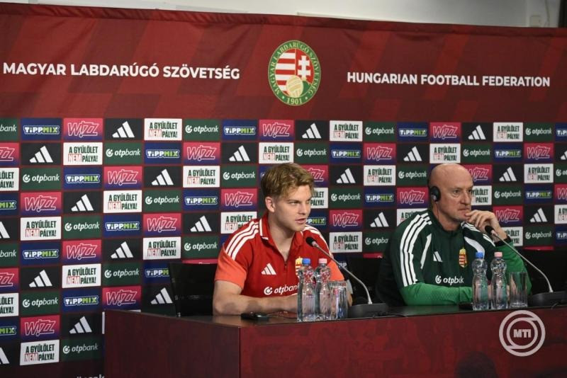 Schäfer András (b) és Marco Rossi szövetségi kapitány a magyar labdarúgó-válogatott sajtótájékoztatóján az MLSZ Telki Edzőközpontjában 2026. március 27-én. A magyar válogatott Szlovéniával játszik felkészülési mérkőzést március 28-án a Puskás Arénában. MTI/Bodnár Boglárka