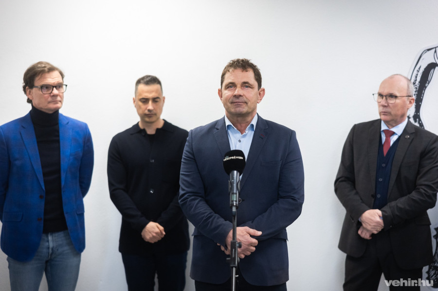 A mikrofonnál: Szabó Péter