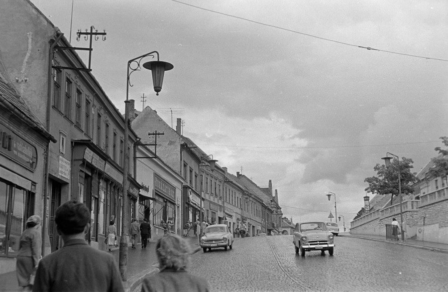 1962, a veszprémi Kossuth utca még a 8-as út része (Fortepan / Krantz Károly)