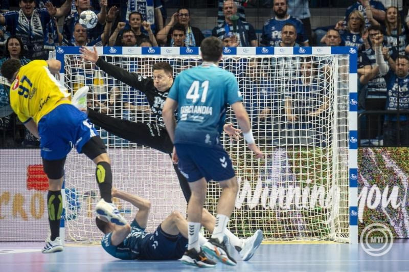 Mikler Roland (b2), a Szeged és Théo Monar (b), az Industria Kielce játékosa a férfi kézilabda Bajnokok Ligája negyeddöntőjébe jutásért játszott OTP Bank-Pick Szeged - Industria Kielce első mérkőzésen a szegedi Pick Arénában 2026. április 2-án. MTI/Ujvári Sándor