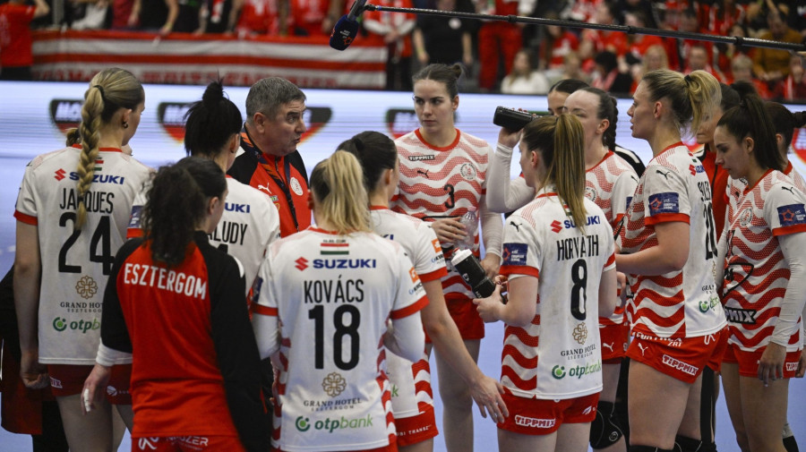 Elek Gábor, a Mol Esztergom vezetőedzője (b4) a női kézilabda Európa-liga B csoportja 5. fordulójában játszott Mol Esztergom - Nyköbing Falster HB mérkőzésen az esztergomi Suzuki Arénában 2026. február 15-én. Az Esztergom 30-25-re győzött. MTI/Kovács Márton