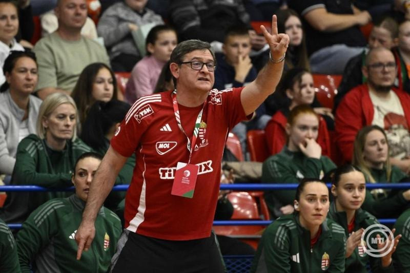 Golovin Vlagyimir szövetségi kapitány a női kézilabda Eurokupa hatodik, utolsó fordulójában játszott Magyarország - Csehország mérkőzésen az Érd Arénában 2026. április 11-én. MTI/Bodnár Boglárka