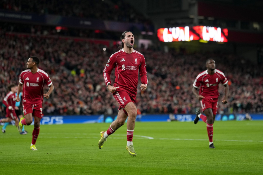 Szoboszlai Dominik, a Liverpool játékosa (k), miután megszerezte a találkozó első gólját a labdarúgó Bajnokok Ligája nyolcaddöntőjének visszavágó Liverpool-Galatasaray mérkőzésén a liverpooli Anfield Road-i stadionban 2026. március 18-án. MTI/AP/Jon Super