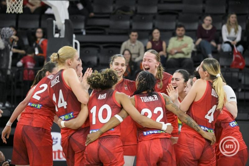 A magyar csapat ünnepli győzelmét a női kosárlabda-világbajnokság selejtező tornáján játszott Törökország - Magyarország mérkőzés végén az isztambuli Turkcell Kosárlabda Fejlesztő Központban 2026. március 17-én. A magyar válogatott 89-74-re legyőzte a házigazda törököket, ezzel kijutott a szeptemberi, Berlinben sorra kerülő világbajnokságra, és 28 év szünet után vehet részt ismét vb-n. MTI/Szigetváry Zsolt