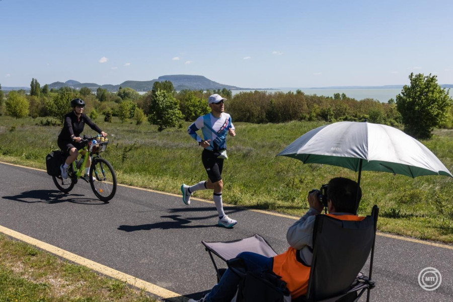 Versenyző a XX. NN Ultrabalaton futóverseny második napján a balatongyöröki szakaszon 2026. április 24-én. MTI/Katona Tibor
