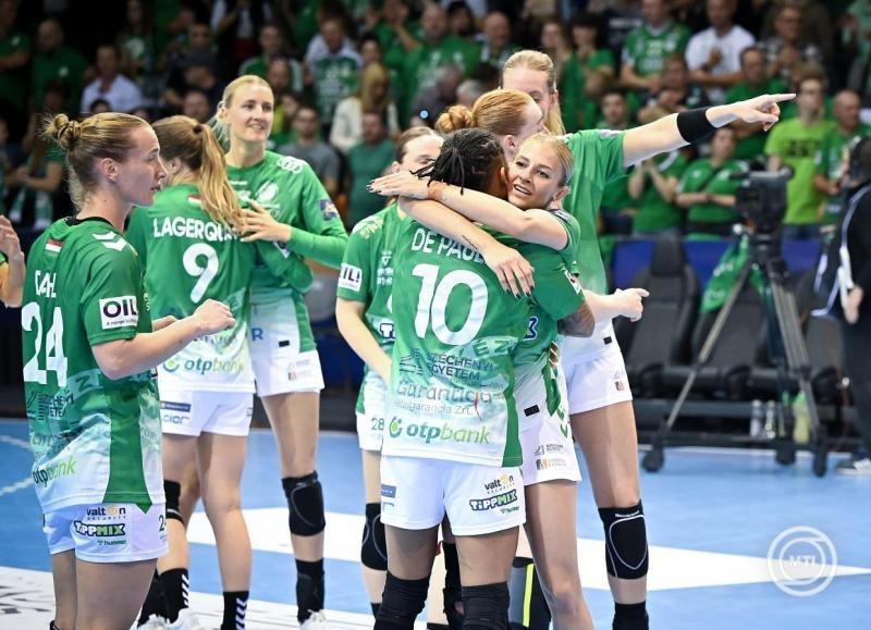 A győztes győri csapat játékosai ünnepelnek a női kézilabda Bajnokok Ligája negyeddöntőjének visszavágóján játszott Győri Audi ETO KC - Odense HB mérkőzés után a győri Audi Arénában 2026. április 25-én. A címvédő Győri Audi ETO KC 40-25-re nyert és bejutott a négyes döntőbe. MTI/Krizsán Csaba