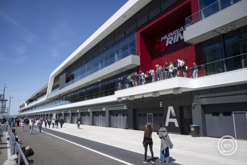 Érdeklődők a Tiéd a Ring! elnevezésű szezonnyitó nyílt napon a mogyoródi Hungaroringen 2026. április 26-án. MTI/Kovács Márton