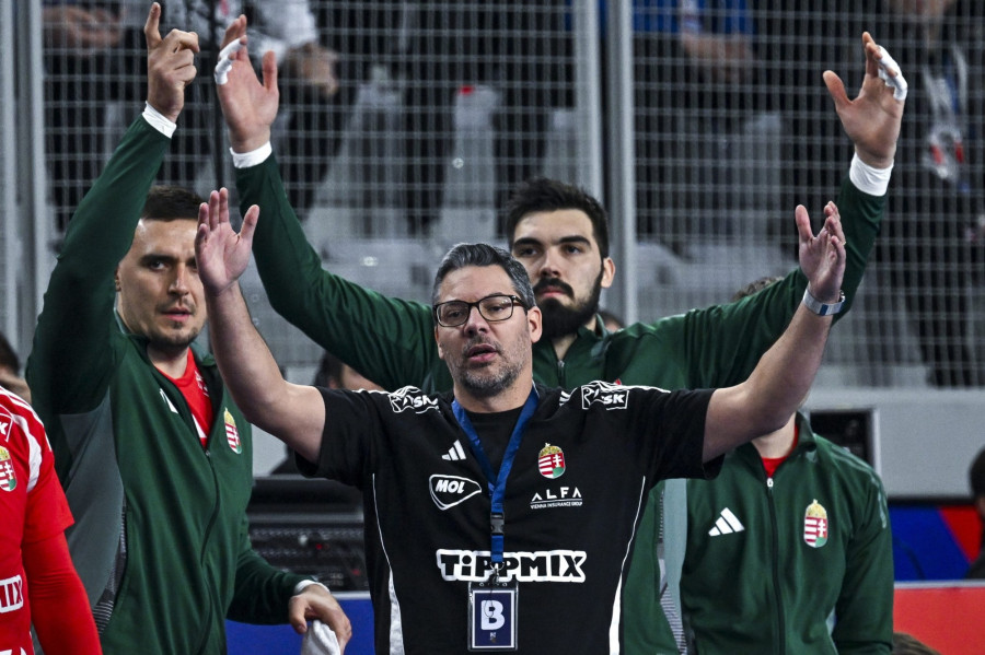 Jose Maria Chema Rodriguez Vaquero, a magyar válogatott szövetségi kapitánya (k) valamint Bodó Richárd (b) és Rosta Miklós a férfi kézilabda-világbajnokság D csoportjának harmadik fordulójában játszott Magyarország - Hollandia mérkõzésen Varasdon, a Varazdin Arenában 2025. január 19-én. MTI/Illyés Tibor