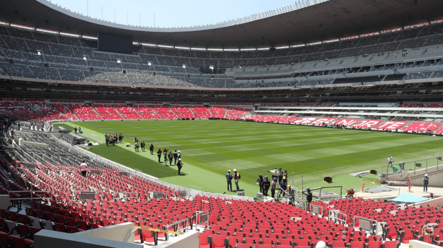 Munkások dolgoznak a mexikóvárosi Azték Stadion (hivatalos nevén Banorte Stadion) területén 2026. március 27-én. A létesítmény lesz a helyszíne a 2026-os labdarúgó-vb Mexikó-Dél-afrikai Köztársaság nyitómérkőzésének június 11-én. Az Azték Stadion 2025. márciusában vette fel a Banorte Stadion nevet egy nagyszabású szponzori megállapodás keretében, amely a 2026-os labdarúgó-világbajnokságra való felújításokat finanszírozza. A mexikói Banorte bank 2,1 milliárd peso (kb. 105 millió dollár) kölcsönt nyújtott a tervek szerint közel 90 ezer néző befogadására alkalmas stadion modernizációs munkálatainak befejezéséhez. MTI/EPA-EFE/Mario Guzmán