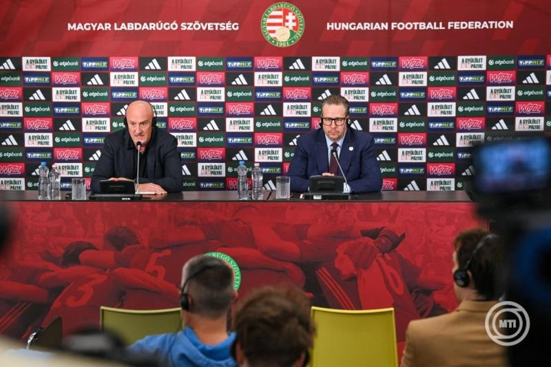 Marco Rossi szövetségi kapitány (b) a magyar labdarúgó-válogatott kerethirdető sajtótájékoztatóján, mellette Szabó Gergő sajtófőnök az MLSZ Telki Edzőközpontjában 2026. május 12-én. Öt újonc került be a magyar labdarúgó-válogatott idei második keretébe. A magyar válogatott Finnországgal játszik barátságos mérkőzést június 5-én a Puskás Arénában, majd június 9-én Kazahsztán ellen edzőmeccset Debrecenben. MTI/Purger Tamás