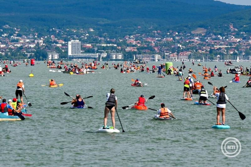 Résztvevők a Balaton-átevezésen a zamárdi szabadstrandon 2025. július 12-én. A Zamárdi-Tihany-Zamárdi 8 kilométeres távot kell teljesíteniük a versenyzőknek. A résztvevők öt kategóriában mérik össze tudásukat: kajak, kenu, SUP, evezős és sárkányhajó. MTI/Máthé Zoltán