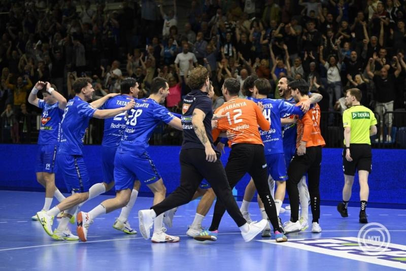 A Tatabánya játékosai a férfi kézilabda Európa Kupa elődöntőjében játszott MOL Tatabánya KC - RK Izvidac visszavágó mérkőzés végén a Tatabányai Multifunkcionális Sportcsarnokban 2026. május 1-jén. A Tatabánya nyert 37-34-re. MTI/Bodnár Boglárka
