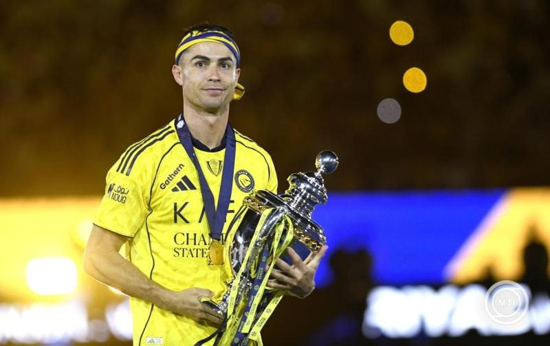 Cristiano Ronaldo, az an-Nászr szaúdi klub csapatkapitánya ünnepel a bajnoki trófeával, miután csapatával 4-1-re győztek a Damac Club ellen és ezzel megnyerték a szaúd-arábiai labdarúgó-bajnokságot Rijádban 2026. május 21-én. MTI/EPA