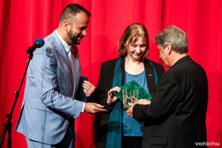 Vándorfi László átveszi a díjat