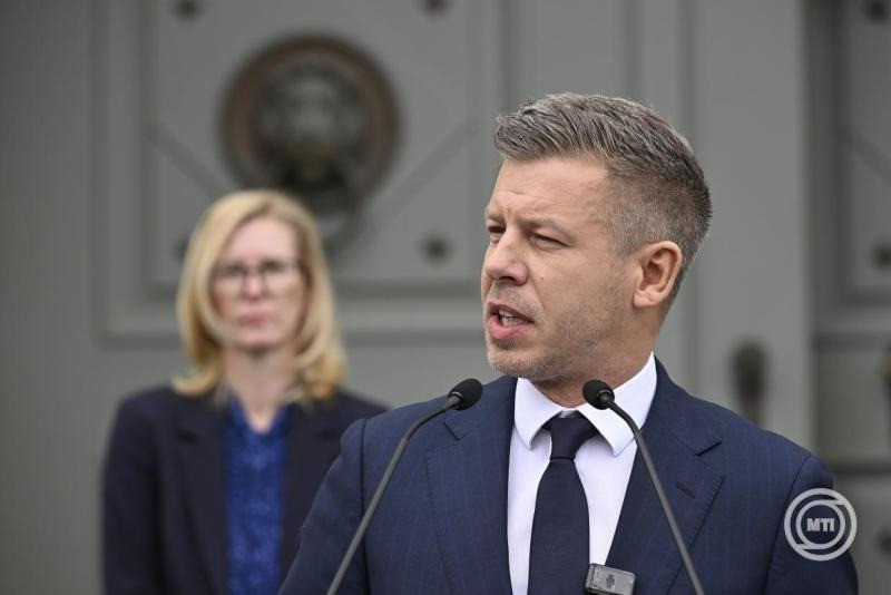 Magyar Péter miniszterelnök Sulyok Tamás köztársasági elnökkel történt találkozója után rendkívüli sajtótájékoztatót tart a Sándor-palotánál 2026. június 1-jén. Mögötte Görög Márta igazságügyi miniszter. MTI/Hegedüs Róbert