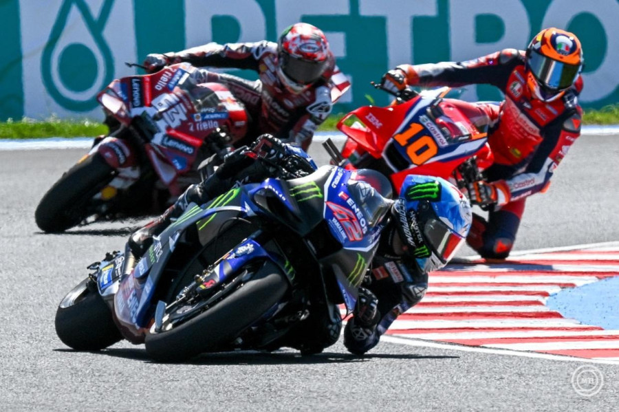 Az olasz Francesco Bagnaia, a Ducati Lenovo Team, a spanyol Alex Rins, a Monster Energy Yamaha MotoGP és az olasz Luca Marini, a Honda HRC Castrol csapat (b-j) versenyzője a MotoGP Magyar Nagydíj időmérő edzésén a gyorsaságimotoros-világbajnokság magyarországi versenyén a balatonfőkajári Balaton Park Circuit versenypályán 2026. június 6-án. MTI/Czeglédi Zsolt