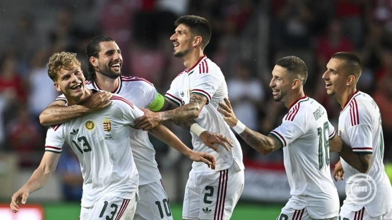 Schäfer András (b) gólöröme a Magyarország - Kazahsztán barátságos labdarúgó-mérkőzésen a debreceni Nagyerdei Stadionban 2026. június 9-én. Mellette Szoboszlai Dominik (b2), Osváth Attila (k), Nagy Zsolt (j2) és Lukács Dániel (j). MTI/Illyés Tibor